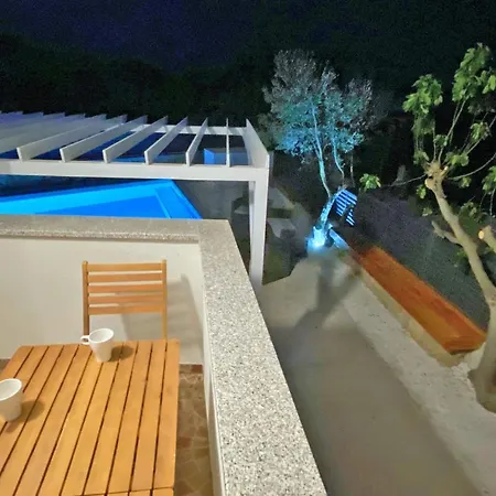 - Justina - 80 M2 Et Piscine Daire