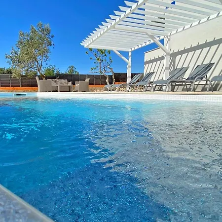 - Justina - 80 M2 Et Piscine