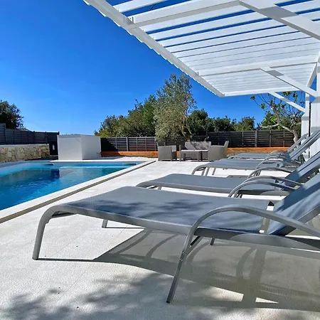 - Justina - 80 M2 Et Piscine * Pakoštane