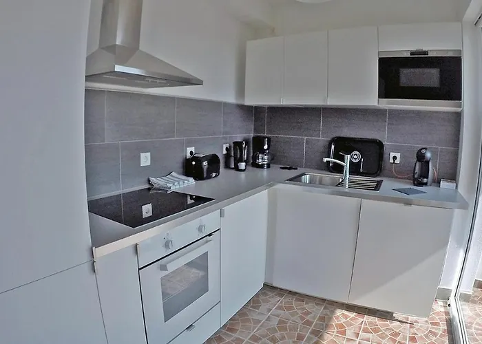 - Justina - 80 M2 Et Piscine * Pakoštane