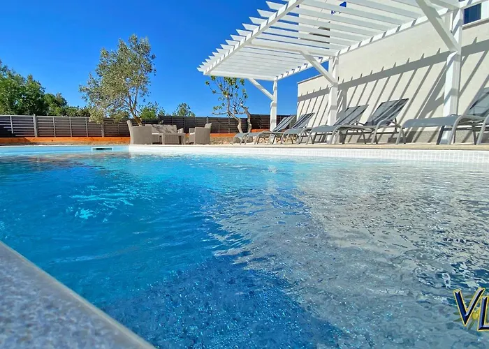 - Justina - 80 M2 Et Piscine