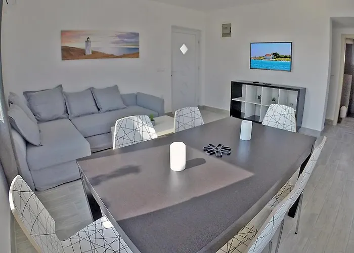 - Justina - 80 M2 Et Piscine Lägenhet *