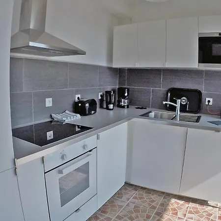 - Justina - 80 M2 Et Piscine * Pakoštane