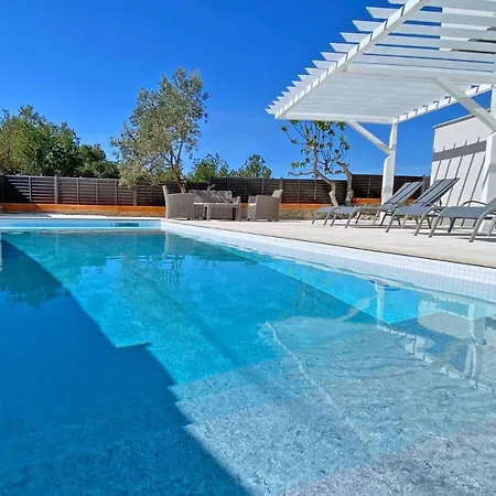 - Justina - 80 M2 Et Piscine * Pakoštane